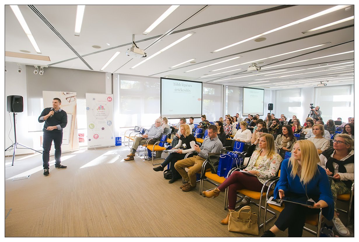 Előadás 300 embernek